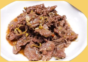 Rice with Stir-fried Beef (Cơm bò xào lăn)